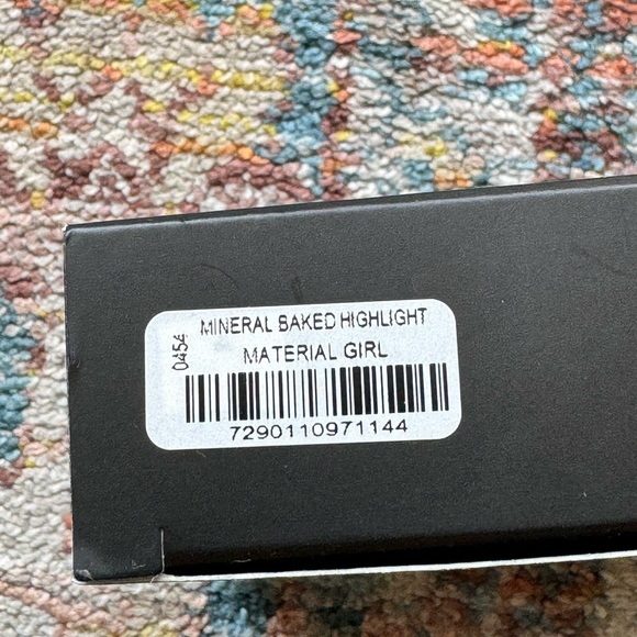 IL MAKIAGE MINERAL BAKED HIGHLIGHTER in Material Girl - Picture 4 of 5